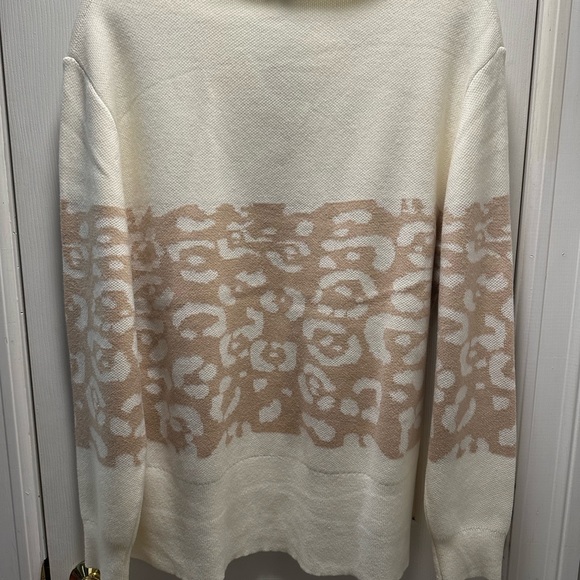 White Birch Small NWT White and Animal Print Crew - Picture 4 of 4